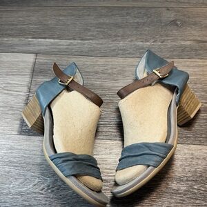 Earth Stylish Blue and Tan Women's Sandals size 10 (j149)